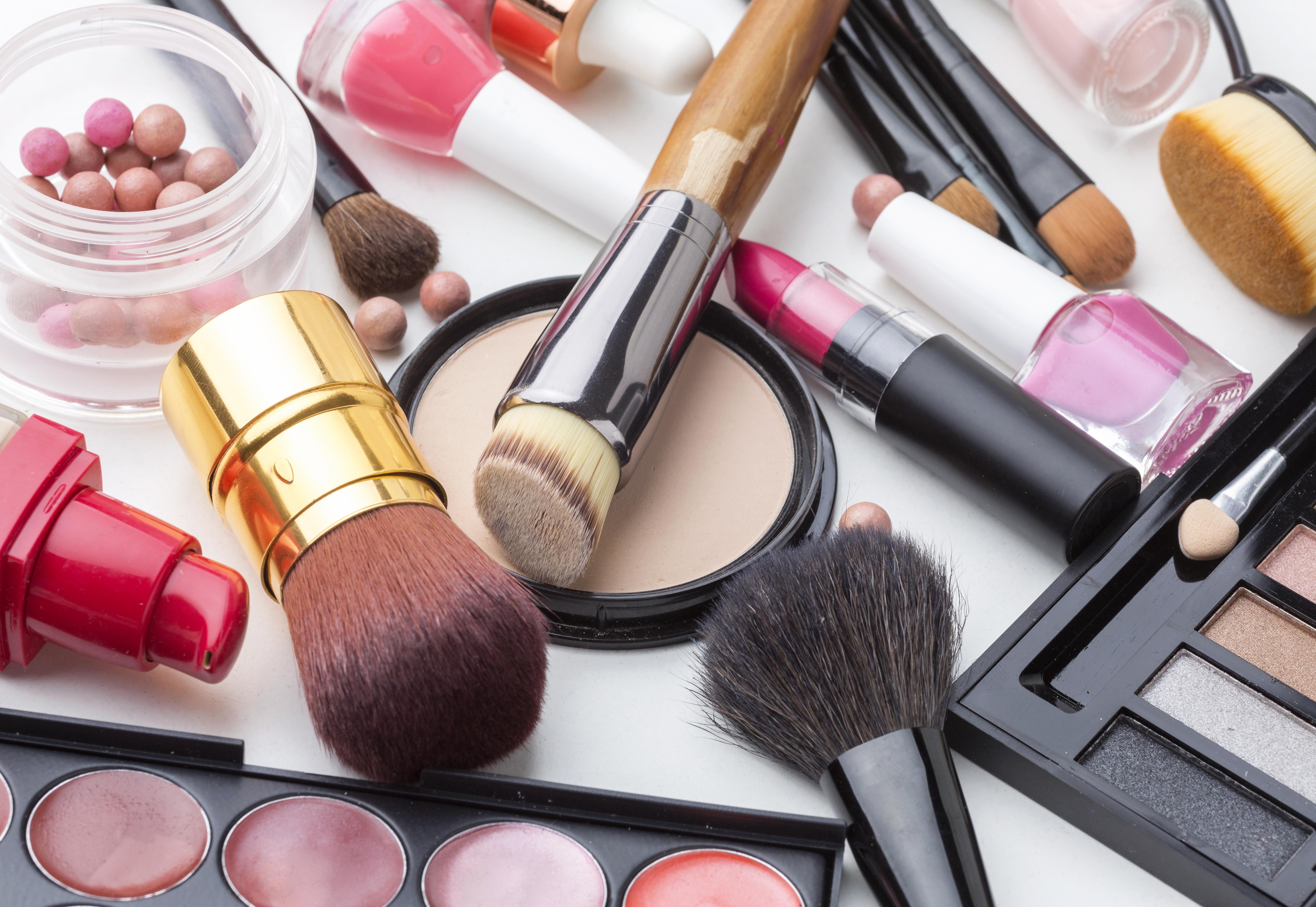 Colección de productos y brochas de maquillaje